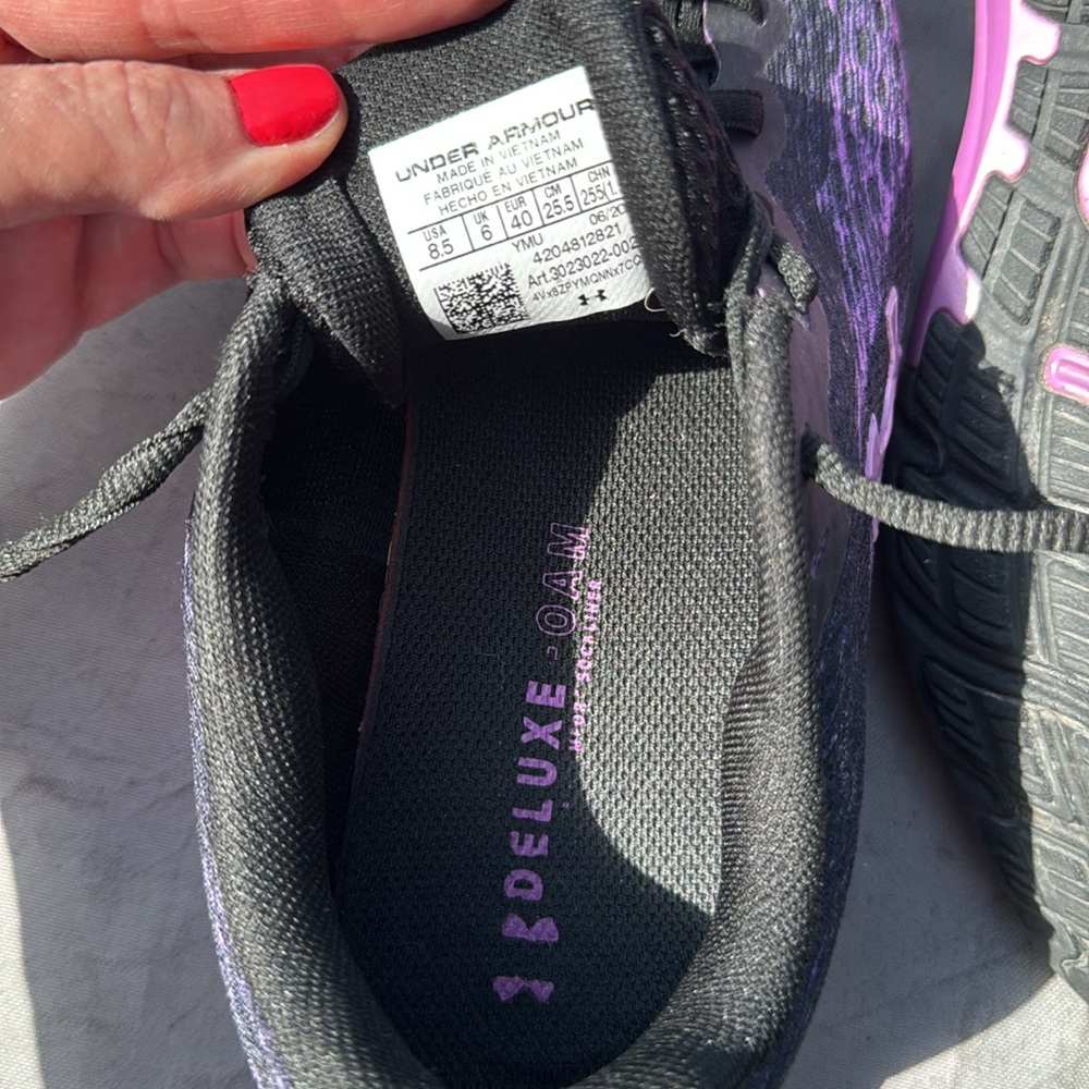 Under Armour size 8 1/2 black and purple - Picture 4 of 4